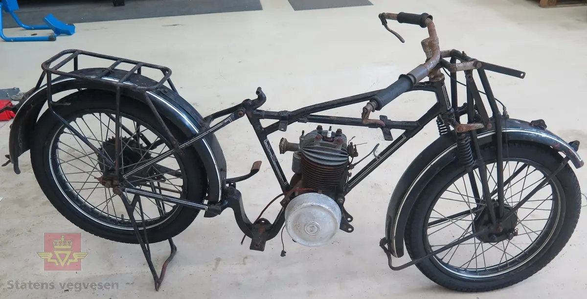 Atlanta. Motorsykkel, svart med hvit staffering. Motoren er en ensylindret bensindrevet forbrenningsmotor fra Villiers med et sylindervolum på 342 ccm (350) og en effekt på 8-12 hk. Albion 3-gir med clutch og kick starter. Sykkelen mangler noen deler. Atlanta med Villiers motor benevnes gjerne som Atlanta-Villiers. Merkingen CZ på veivhuset og Mark IXB på sylinder beviser at dette er en Villiers på 342 ccm fra perioden 1926-1929 (trolig org. motoren).