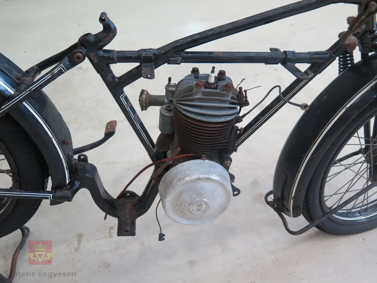 Atlanta. Motorsykkel, svart med hvit staffering. Motoren er en ensylindret bensindrevet forbrenningsmotor fra Villiers med et sylindervolum på 342 ccm (350) og en effekt på 8-12 hk. Albion 3-gir med clutch og kick starter. Sykkelen mangler noen deler. Atlanta med Villiers motor benevnes gjerne som Atlanta-Villiers. Merkingen CZ på veivhuset og Mark IXB på sylinder beviser at dette er en Villiers på 342 ccm fra perioden 1926-1929 (trolig org. motoren).
