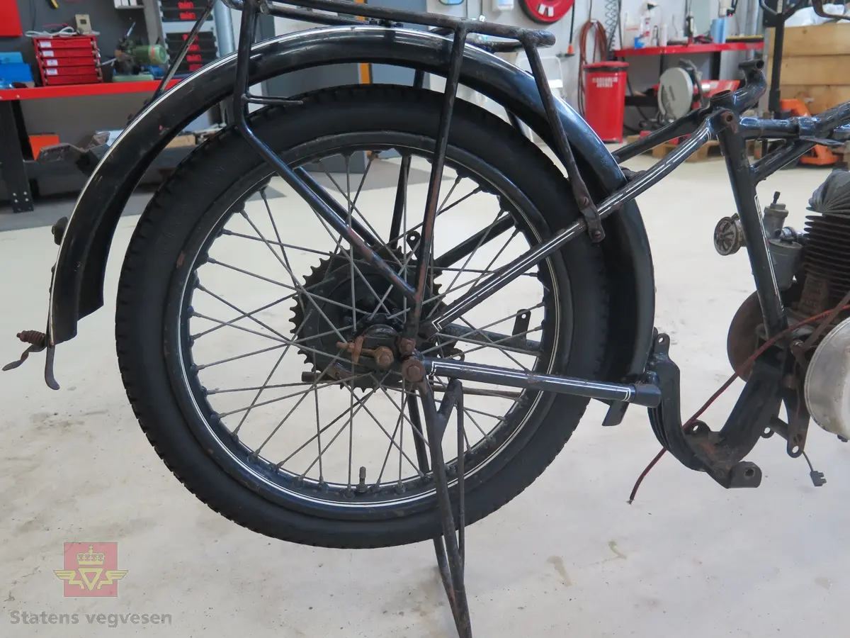 Atlanta. Motorsykkel, svart med hvit staffering. Motoren er en ensylindret bensindrevet forbrenningsmotor fra Villiers med et sylindervolum på 342 ccm (350) og en effekt på 8-12 hk. Albion 3-gir med clutch og kick starter. Sykkelen mangler noen deler. Atlanta med Villiers motor benevnes gjerne som Atlanta-Villiers. Merkingen CZ på veivhuset og Mark IXB på sylinder beviser at dette er en Villiers på 342 ccm fra perioden 1926-1929 (trolig org. motoren).