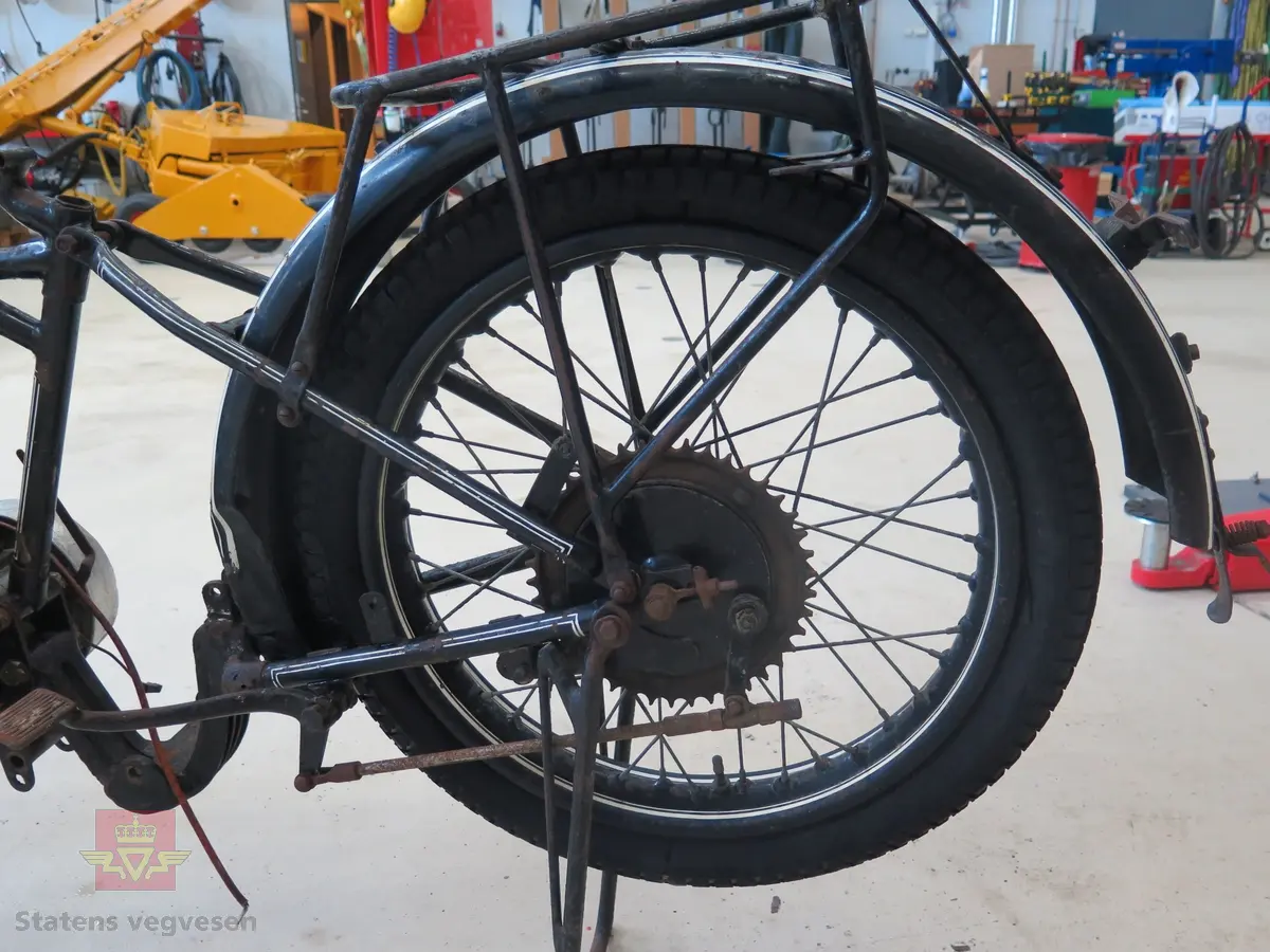 Atlanta. Motorsykkel, svart med hvit staffering. Motoren er en ensylindret bensindrevet forbrenningsmotor fra Villiers med et sylindervolum på 342 ccm (350) og en effekt på 8-12 hk. Albion 3-gir med clutch og kick starter. Sykkelen mangler noen deler. Atlanta med Villiers motor benevnes gjerne som Atlanta-Villiers. Merkingen CZ på veivhuset og Mark IXB på sylinder beviser at dette er en Villiers på 342 ccm fra perioden 1926-1929 (trolig org. motoren).