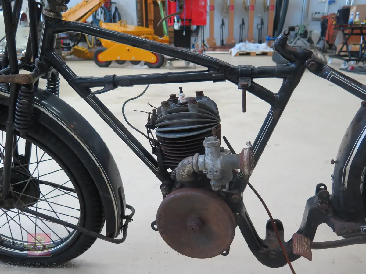 Atlanta. Motorsykkel, svart med hvit staffering. Motoren er en ensylindret bensindrevet forbrenningsmotor fra Villiers med et sylindervolum på 342 ccm (350) og en effekt på 8-12 hk. Albion 3-gir med clutch og kick starter. Sykkelen mangler noen deler. Atlanta med Villiers motor benevnes gjerne som Atlanta-Villiers. Merkingen CZ på veivhuset og Mark IXB på sylinder beviser at dette er en Villiers på 342 ccm fra perioden 1926-1929 (trolig org. motoren).
