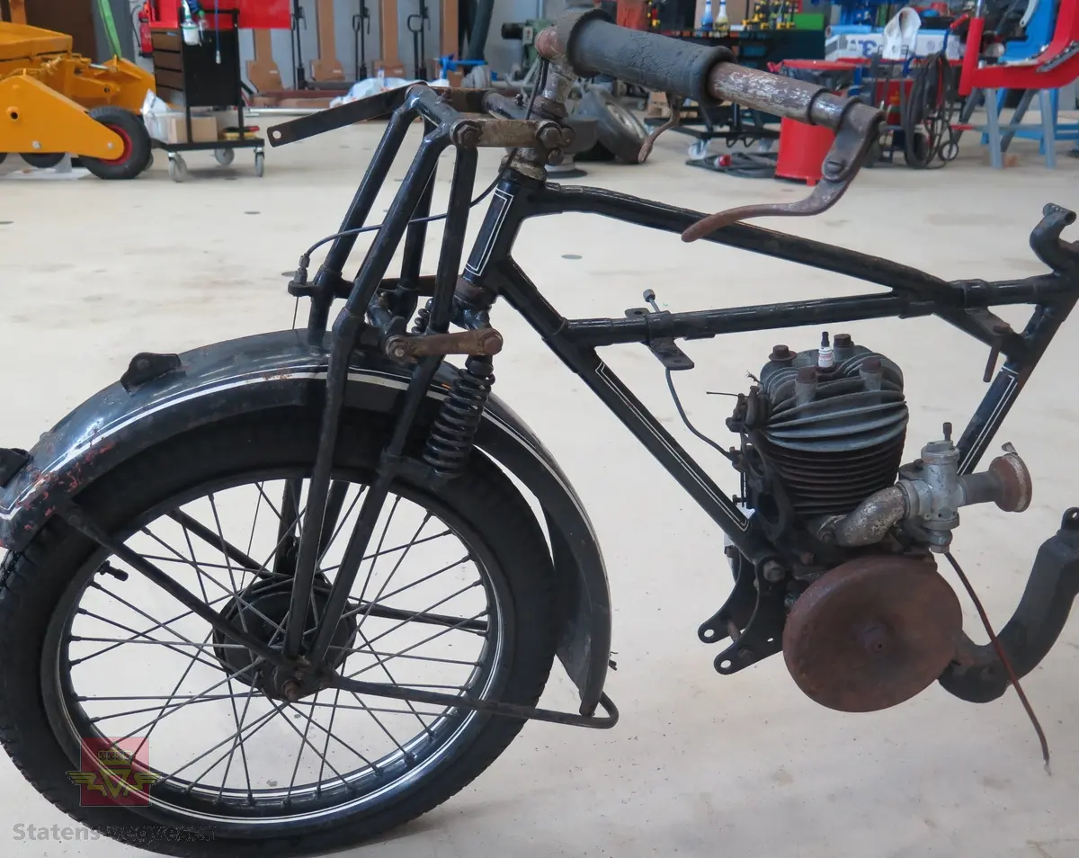 Atlanta. Motorsykkel, svart med hvit staffering. Motoren er en ensylindret bensindrevet forbrenningsmotor fra Villiers med et sylindervolum på 342 ccm (350) og en effekt på 8-12 hk. Albion 3-gir med clutch og kick starter. Sykkelen mangler noen deler. Atlanta med Villiers motor benevnes gjerne som Atlanta-Villiers. Merkingen CZ på veivhuset og Mark IXB på sylinder beviser at dette er en Villiers på 342 ccm fra perioden 1926-1929 (trolig org. motoren).