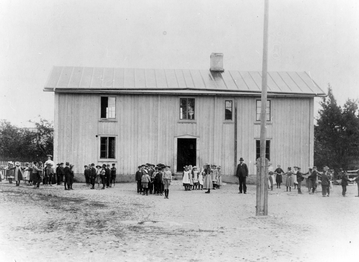 Småskolan i Häradsbäck, Småland. Lärare och elever framför skolbyggnaden.