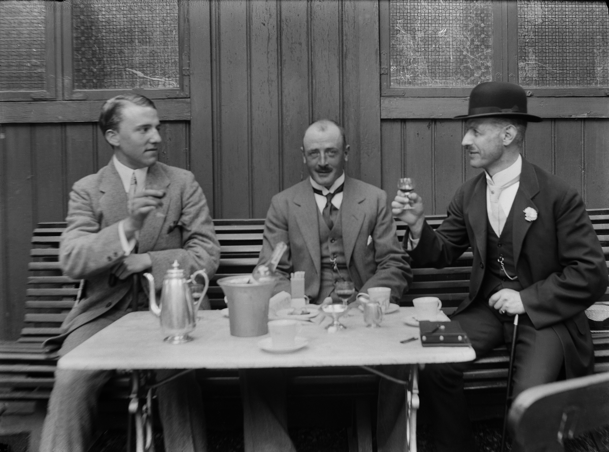 Tre vänner till Arvid Eriksson på café.

Bilder från Linköping tidigt 1900-tal. 

Arvid Augustin Eriksson fotograferade i Linköping under åren 1910-1950, han föddes i Linköping 1887-08-27. Arvid arbetade som frisör och drev sin egen frisersalong på Storgatan 13-15. 

Fritiden ägnade han åt segling och foto och han spelade även dragspel. Med dragspelet underhöll han ibland på fester, vintertid spelade han vid Linköpings skridskobana. 
