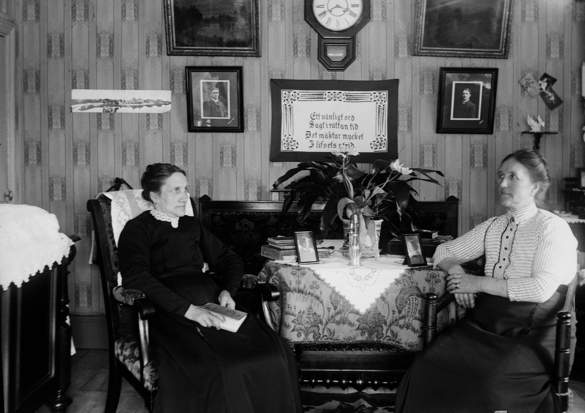 Inga Eriksson med Cecilia Eriksson.

Bilder från Linköping tidigt 1900-tal. 

Arvid Augustin Eriksson fotograferade i Linköping under åren 1910-1950, han föddes i Linköping 1887-08-27. Arvid arbetade som frisör och drev sin egen frisersalong på Storgatan 13-15. 

Fritiden ägnade han åt segling och foto och han spelade även dragspel. Med dragspelet underhöll han ibland på fester, vintertid spelade han vid Linköpings skridskobana. 
