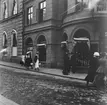 Bilder från Linköping tidigt 1900-tal. 

Arvid Augustin Eriksson fotograferade i Linköping under åren 1910-1950, han föddes i Linköping 1887-08-27. Arvid arbetade som frisör och drev sin egen frisersalong på Storgatan 13-15. 

Fritiden ägnade han åt segling och foto och han spelade även dragspel. Med dragspelet underhöll han ibland på fester, vintertid spelade han vid Linköpings skridskobana.