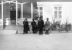 Gruppbild utanför huset Åkersberg.

Bilder från Linköping tidigt 1900-tal. 

Arvid Augustin Eriksson fotograferade i Linköping under åren 1910-1950, han föddes i Linköping 1887-08-27. Arvid arbetade som frisör och drev sin egen frisersalong på Storgatan 13-15. 

Fritiden ägnade han åt segling och foto och han spelade även dragspel. Med dragspelet underhöll han ibland på fester, vintertid spelade han vid Linköpings skridskobana.