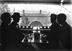 Kvällsbild från Frimurarhotellets veranda.

Bilder från Linköping tidigt 1900-tal. 

Arvid Augustin Eriksson fotograferade i Linköping under åren 1910-1950, han föddes i Linköping 1887-08-27. Arvid arbetade som frisör och drev sin egen frisersalong på Storgatan 13-15. 

Fritiden ägnade han åt segling och foto och han spelade även dragspel. Med dragspelet underhöll han ibland på fester, vintertid spelade han vid Linköpings skridskobana.