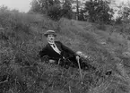 Självporträtt på Arvid Eriksson.

Bilder från Linköping tidigt 1900-tal. 

Arvid Augustin Eriksson fotograferade i Linköping under åren 1910-1950, han föddes i Linköping 1887-08-27. Arvid arbetade som frisör och drev sin egen frisersalong på Storgatan 13-15. 

Fritiden ägnade han åt segling och foto och han spelade även dragspel. Med dragspelet underhöll han ibland på fester, vintertid spelade han vid Linköpings skridskobana.