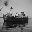 Arvid Eriksson med dottern Inga och hustrun Alida fiskar i Roxen. 

Bilder från Linköping tidigt 1900-tal. 

Arvid Augustin Eriksson fotograferade i Linköping under åren 1910-1950, han föddes i Linköping 1887-08-27. Arvid arbetade som frisör och drev sin egen frisersalong på Storgatan 13-15. 

Fritiden ägnade han åt segling och foto och han spelade även dragspel. Med dragspelet underhöll han ibland på fester, vintertid spelade han vid Linköpings skridskobana.