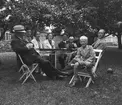 Arvid Eriksson med familj och bröder i trädgården

Bilder från Linköping tidigt 1900-tal. 

Arvid Augustin Eriksson fotograferade i Linköping under åren 1910-1950, han föddes i Linköping 1887-08-27. Arvid arbetade som frisör och drev sin egen frisersalong på Storgatan 13-15. 

Fritiden ägnade han åt segling och foto och han spelade även dragspel. Med dragspelet underhöll han ibland på fester, vintertid spelade han vid Linköpings skridskobana.