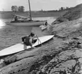 Arvid Erikssons  kanotkompisar på Roxen.

Bilder från Linköping tidigt 1900-tal. 

Arvid Augustin Eriksson fotograferade i Linköping under åren 1910-1950, han föddes i Linköping 1887-08-27. Arvid arbetade som frisör och drev sin egen frisersalong på Storgatan 13-15. 

Fritiden ägnade han åt segling och foto och han spelade även dragspel. Med dragspelet underhöll han ibland på fester, vintertid spelade han vid Linköpings skridskobana.