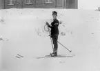 Bilder från Linköping tidigt 1900-tal. 

Arvid Augustin Eriksson fotograferade i Linköping under åren 1910-1950, han föddes i Linköping 1887-08-27. Arvid arbetade som frisör och drev sin egen frisersalong på Storgatan 13-15. 

Fritiden ägnade han åt segling och foto och han spelade även dragspel. Med dragspelet underhöll han ibland på fester, vintertid spelade han vid Linköpings skridskobana.