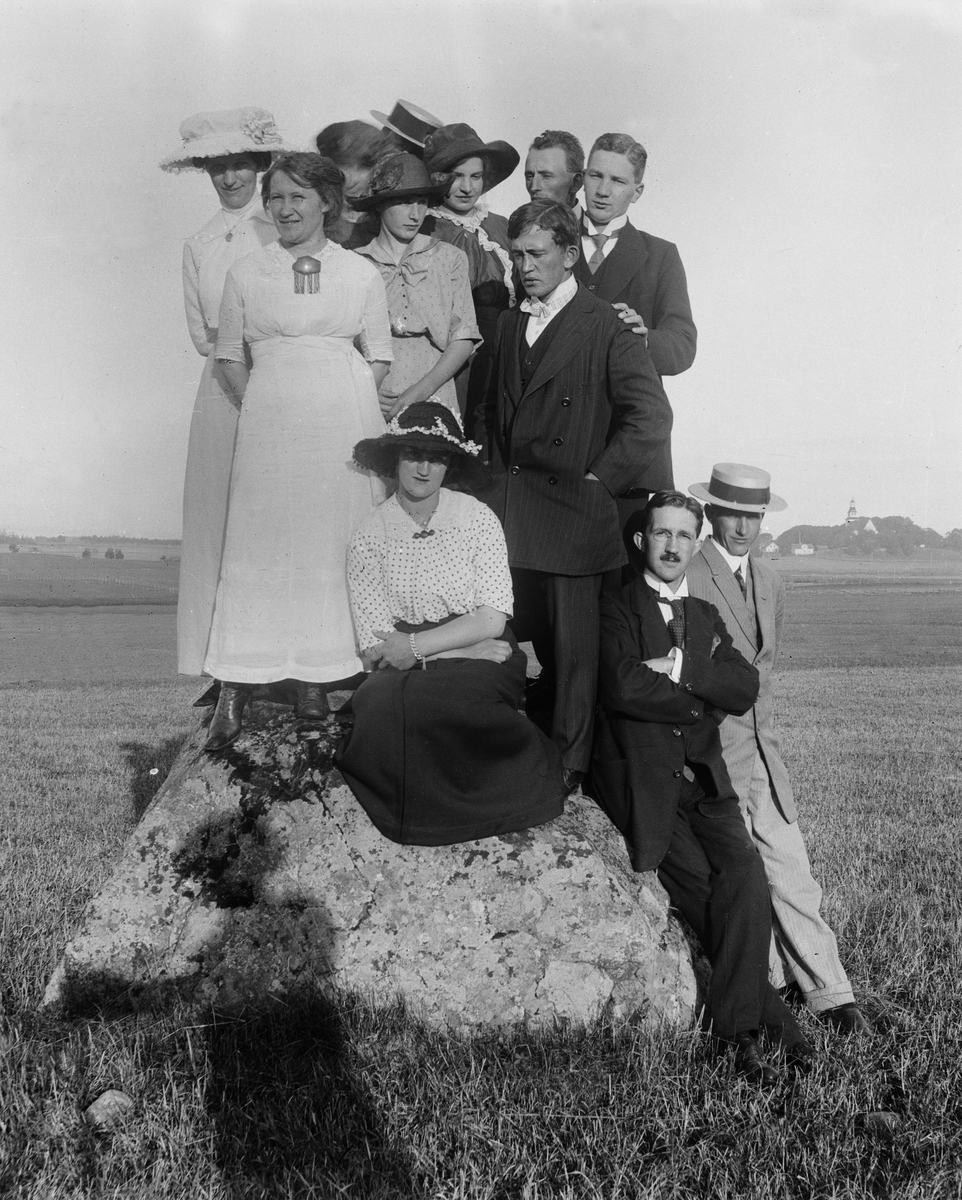 Arvid Eriksson med vänner.

Bilder från Linköping tidigt 1900-tal. 

Arvid Augustin Eriksson fotograferade i Linköping under åren 1910-1950, han föddes i Linköping 1887-08-27. Arvid arbetade som frisör och drev sin egen frisersalong på Storgatan 13-15. 

Fritiden ägnade han åt segling och foto och han spelade även dragspel. Med dragspelet underhöll han ibland på fester, vintertid spelade han vid Linköpings skridskobana. 
