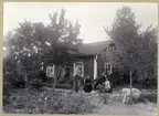 Dingtuna sn, Västerås kn.
Familj framför Övernäs. C:a 1899-1900.