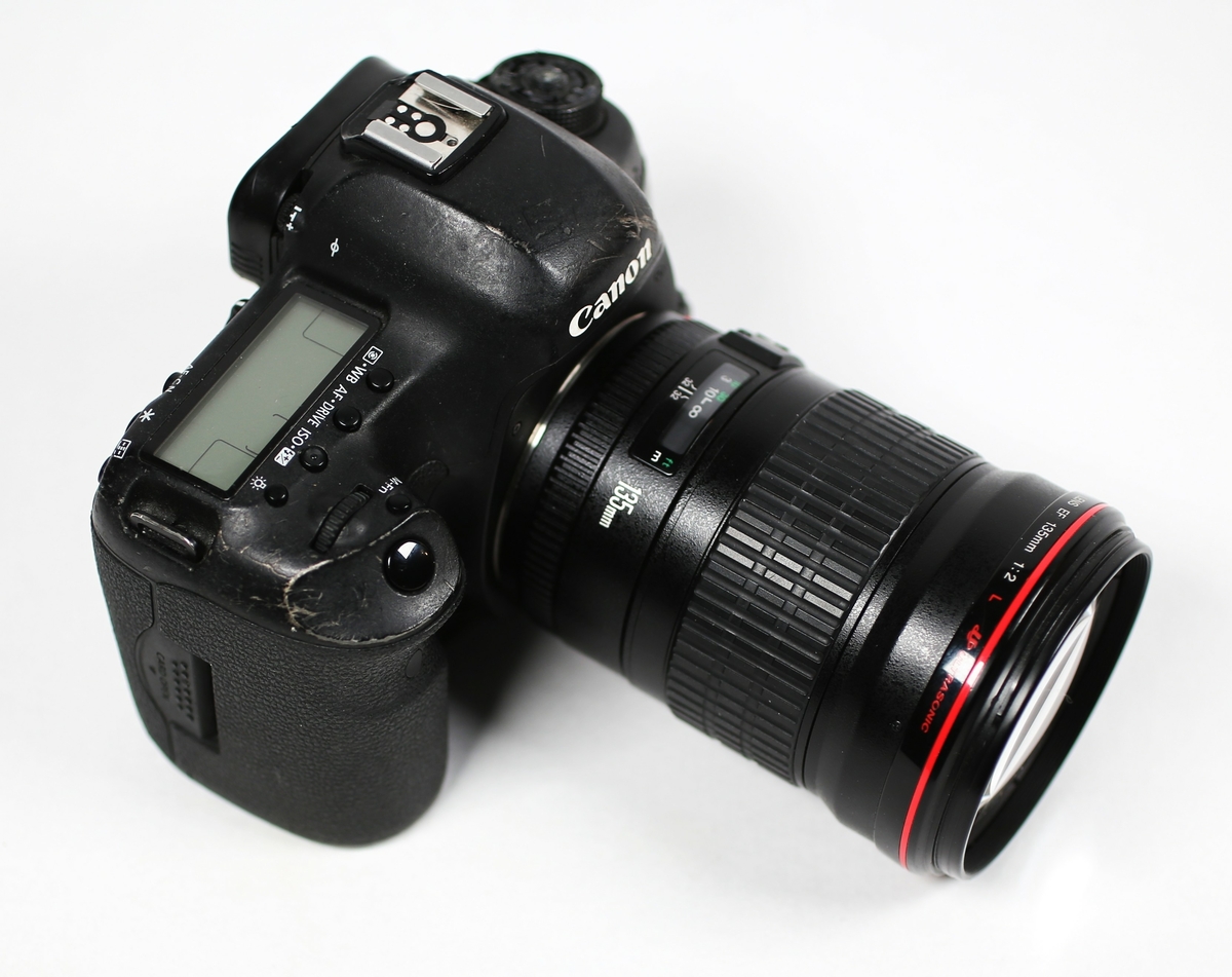 Digitalt kamera med 135 mm objektiv.