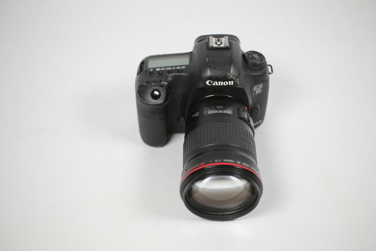 Digitalt kamera med 135 mm objektiv.