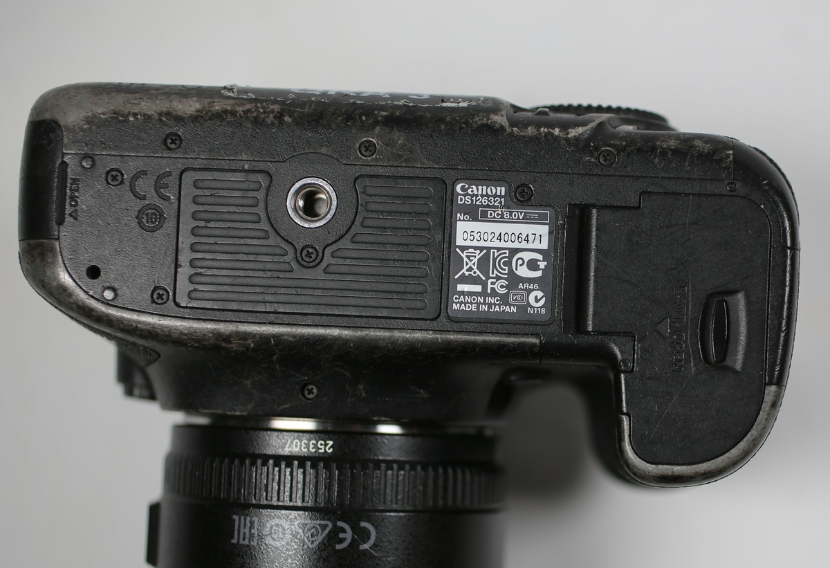 Digitalt kamera med 135 mm objektiv.