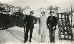 Tore Lima (t.v.), Elena Lima og Arne Lima med geværer og ein