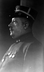 Portrett av en mann i offiseruniform. Kraven viser to stjern