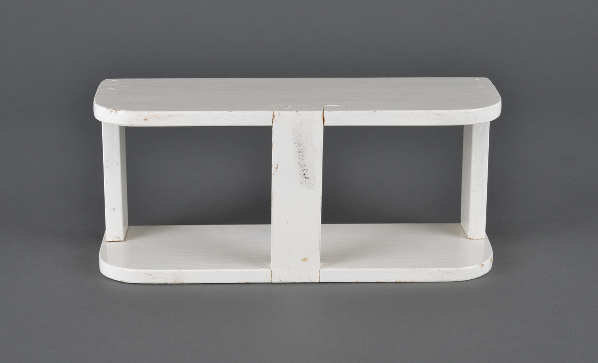 Brett beregnet til måling av spebarn.
Består av to deler. En trekasse og et løst skyvbart håndtak for å regulere etter barnets lengde.