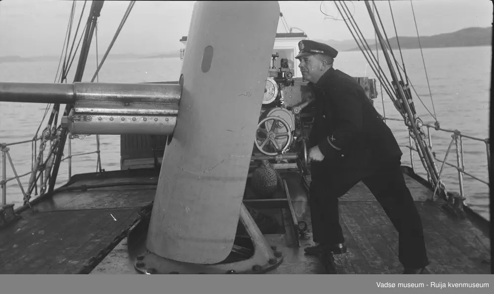 En sjømann bak kanonen på dampbåten "Frithjof". Bildet har tilhørt Lars Rygh fra Hønefoss, som var med på minerydding i Varangerfjorden 1917 - 1918. 
