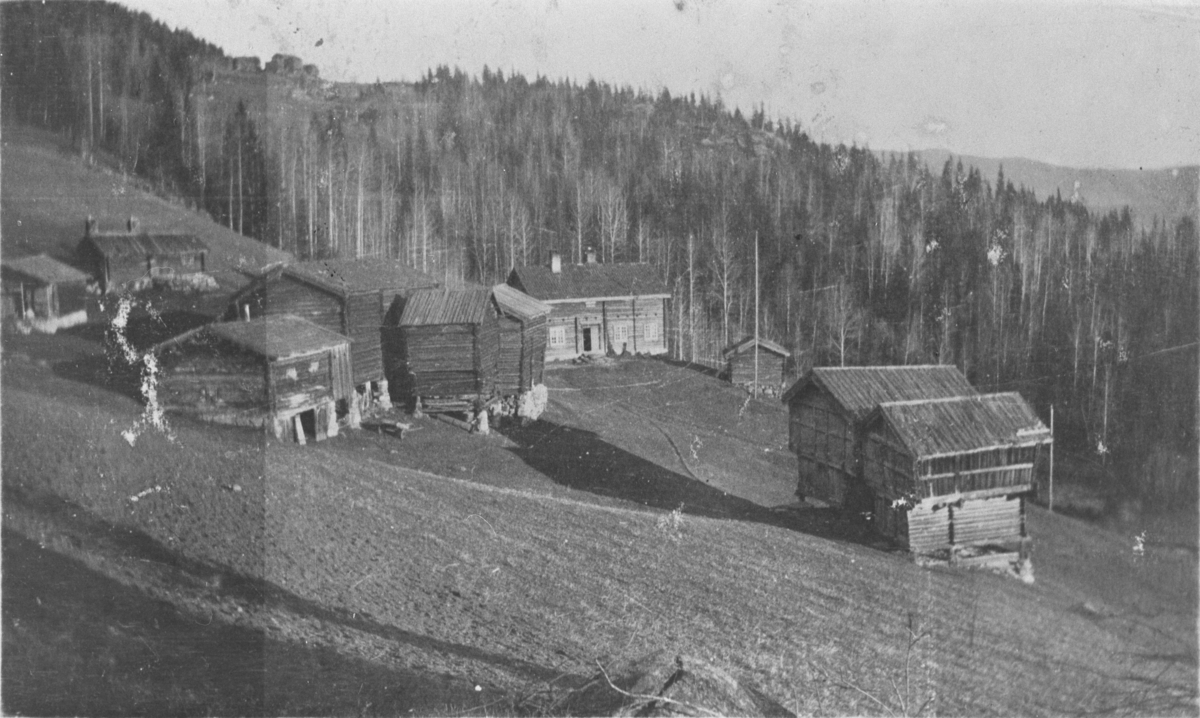 Eldre bebyggelse på Hollerud i Sigdal. Ukjent år.