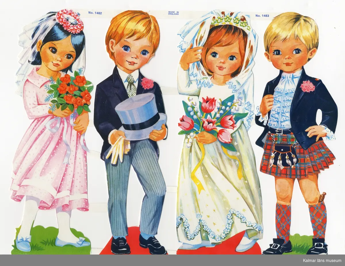 Barn som brudpar. Ena flickan i rosa klänning och blombukett i händerna. Ena pojken i kostym och hög hatt. Andra flickan i vit klänning och tulpaner i händerna. Pojke  klädd i kilt.