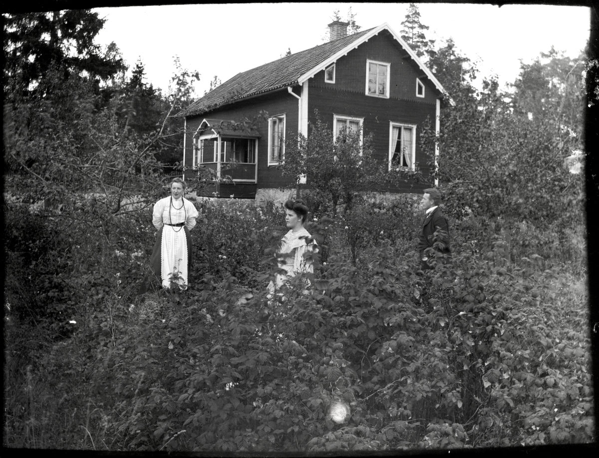 Familj framför bostadshus
