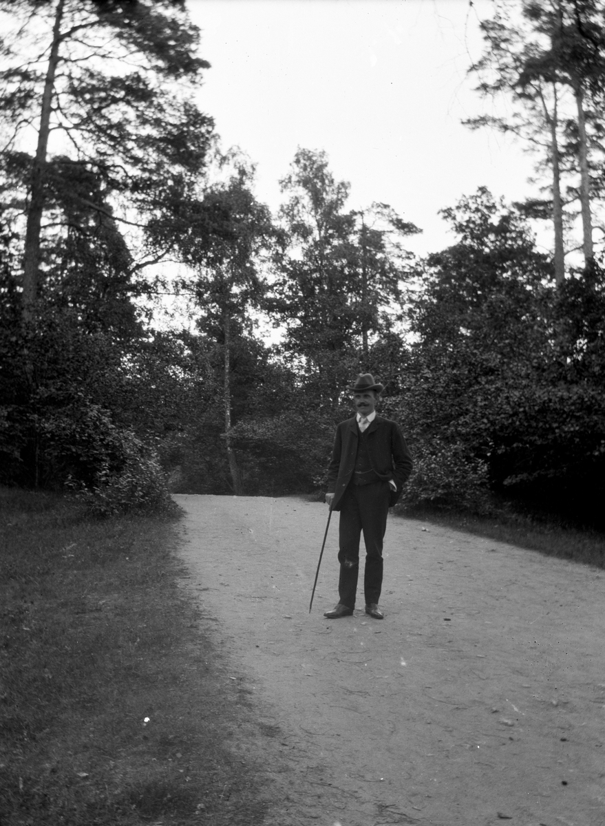 Man på promenad