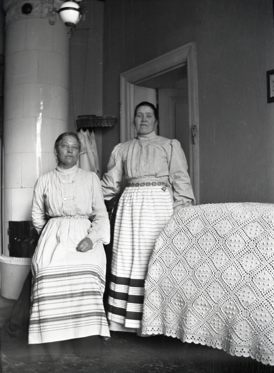 Två kvinnor i rum