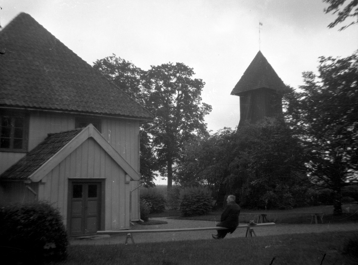 Träkyrka med klockstapel