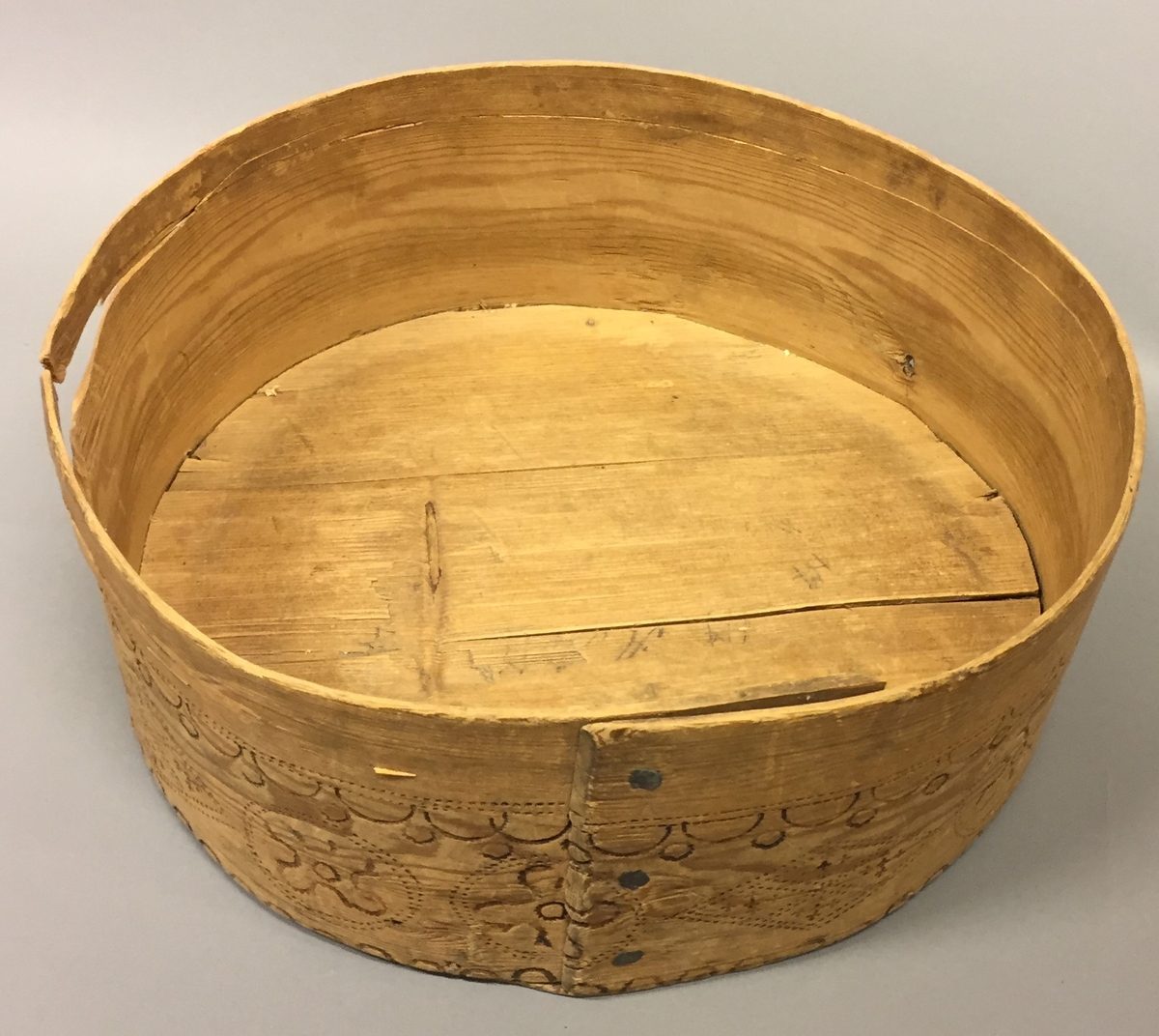 Kledeask med lok. Brennmerkt. Noko oval form. Sveipa. "Aase Johans datter 1719" under loket. XXIV under asken. AJ og AAJ skrive inne i asken, fleire stader.Rikt dekorert både på lok og kring kanten av asken. Krossar, mjuruspjell, sirklar og halvsirklar. Restar etter trepluggar. Sveipen er festa saman med tre metallspiker.