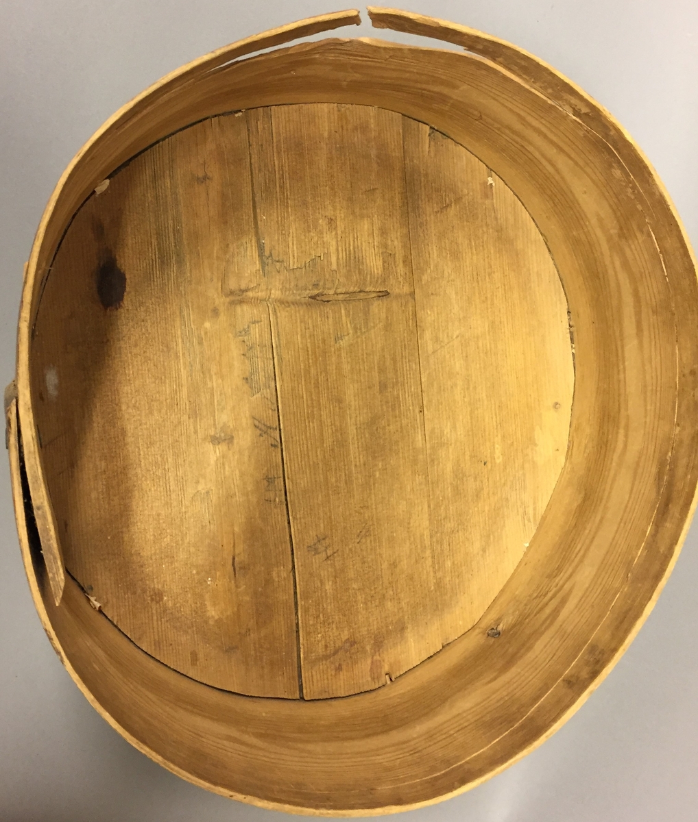 Kledeask med lok. Brennmerkt. Noko oval form. Sveipa. "Aase Johans datter 1719" under loket. XXIV under asken. AJ og AAJ skrive inne i asken, fleire stader.Rikt dekorert både på lok og kring kanten av asken. Krossar, mjuruspjell, sirklar og halvsirklar. Restar etter trepluggar. Sveipen er festa saman med tre metallspiker.