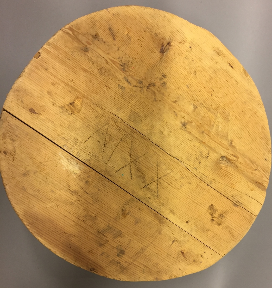 Kledeask med lok. Brennmerkt. Noko oval form. Sveipa. "Aase Johans datter 1719" under loket. XXIV under asken. AJ og AAJ skrive inne i asken, fleire stader.Rikt dekorert både på lok og kring kanten av asken. Krossar, mjuruspjell, sirklar og halvsirklar. Restar etter trepluggar. Sveipen er festa saman med tre metallspiker.