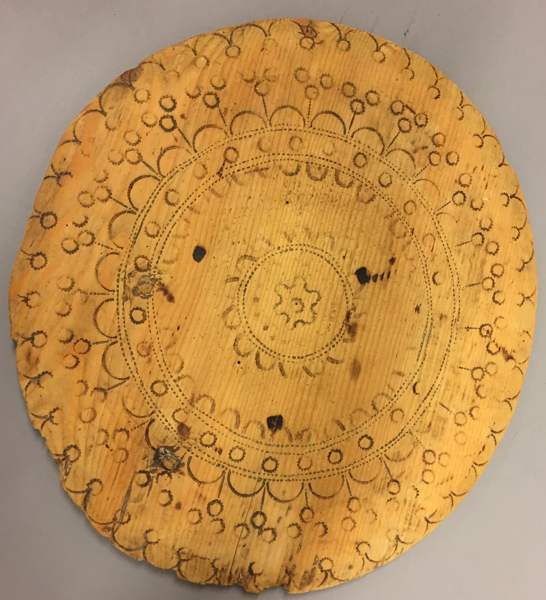 Kledeask med lok. Brennmerkt. Noko oval form. Sveipa. "Aase Johans datter 1719" under loket. XXIV under asken. AJ og AAJ skrive inne i asken, fleire stader.Rikt dekorert både på lok og kring kanten av asken. Krossar, mjuruspjell, sirklar og halvsirklar. Restar etter trepluggar. Sveipen er festa saman med tre metallspiker.