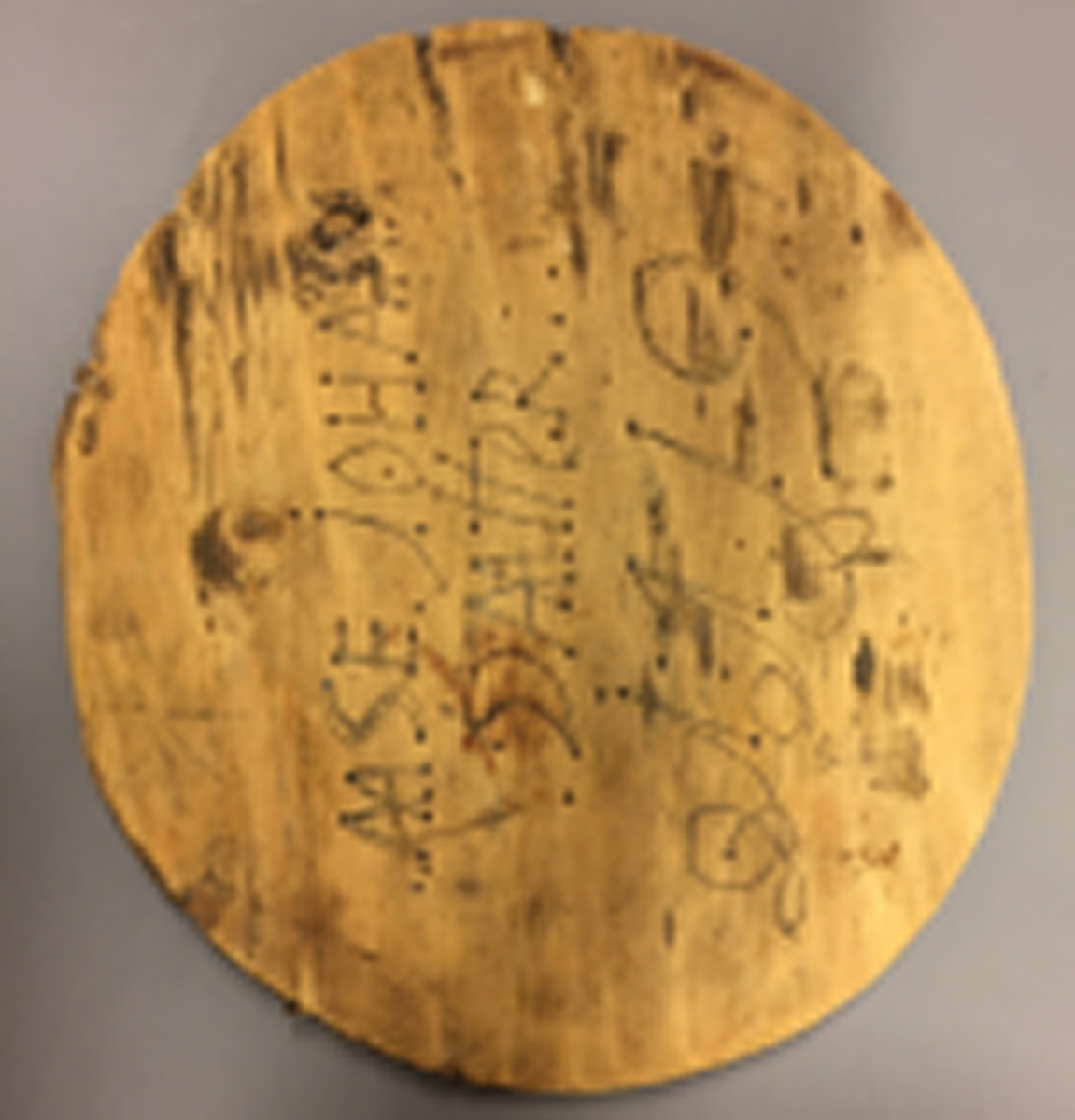 Kledeask med lok. Brennmerkt. Noko oval form. Sveipa. "Aase Johans datter 1719" under loket. XXIV under asken. AJ og AAJ skrive inne i asken, fleire stader.Rikt dekorert både på lok og kring kanten av asken. Krossar, mjuruspjell, sirklar og halvsirklar. Restar etter trepluggar. Sveipen er festa saman med tre metallspiker.