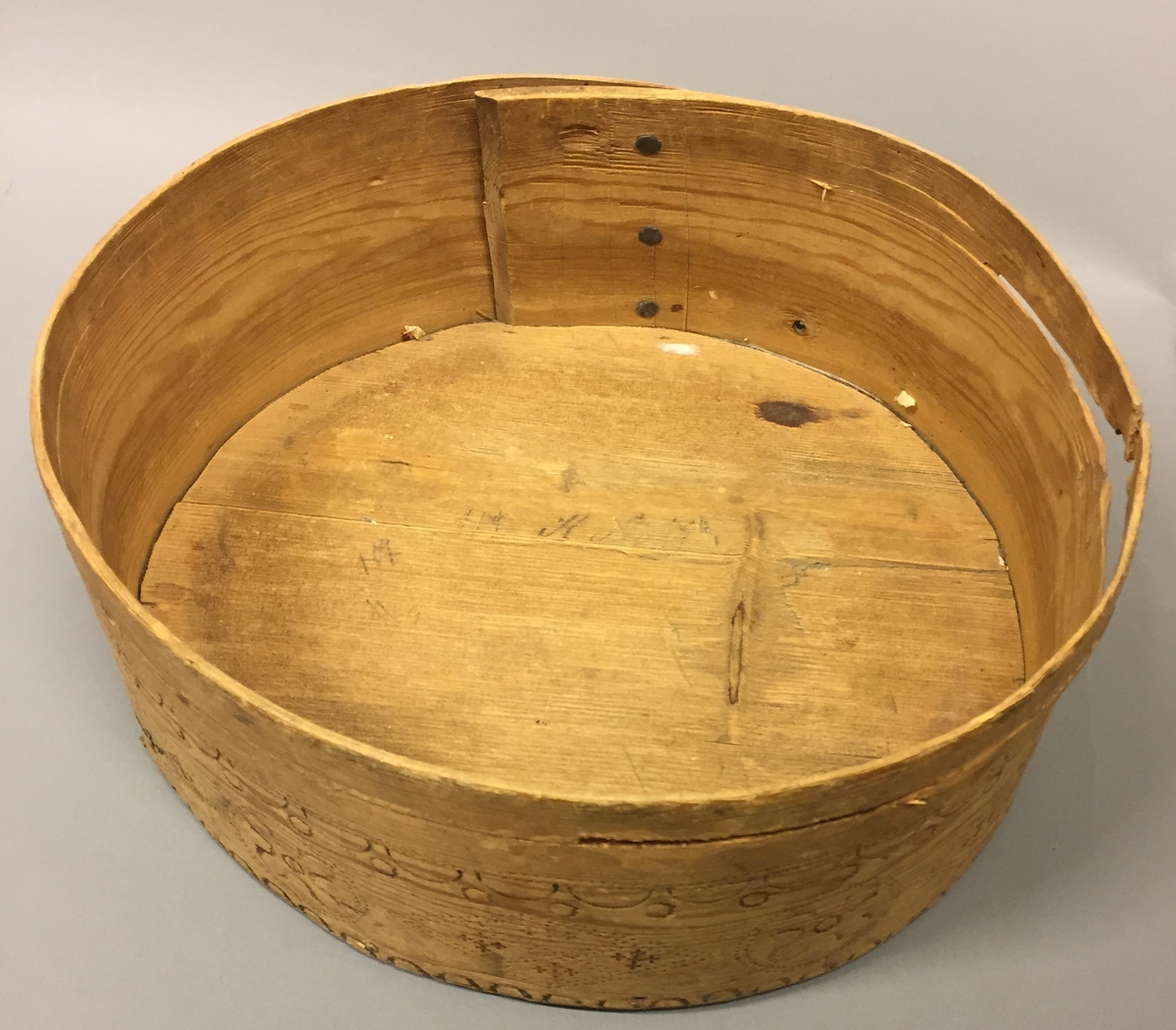 Kledeask med lok. Brennmerkt. Noko oval form. Sveipa. "Aase Johans datter 1719" under loket. XXIV under asken. AJ og AAJ skrive inne i asken, fleire stader.Rikt dekorert både på lok og kring kanten av asken. Krossar, mjuruspjell, sirklar og halvsirklar. Restar etter trepluggar. Sveipen er festa saman med tre metallspiker.