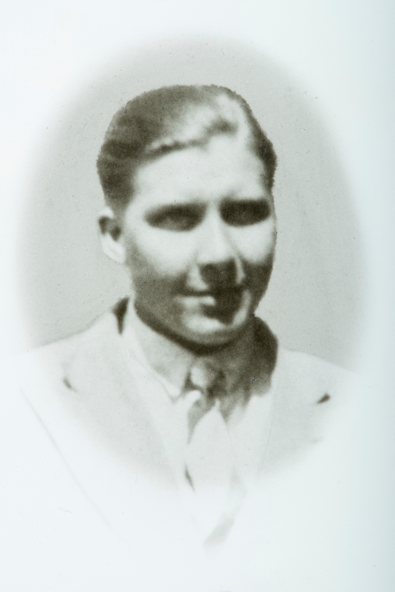 Portrett Erland Andreassen (f: 20.03.1917 - d: 17.04.1940) Erland ble drept av Tyskerene ved kampene ved Standlykkja 17. april 1940.
