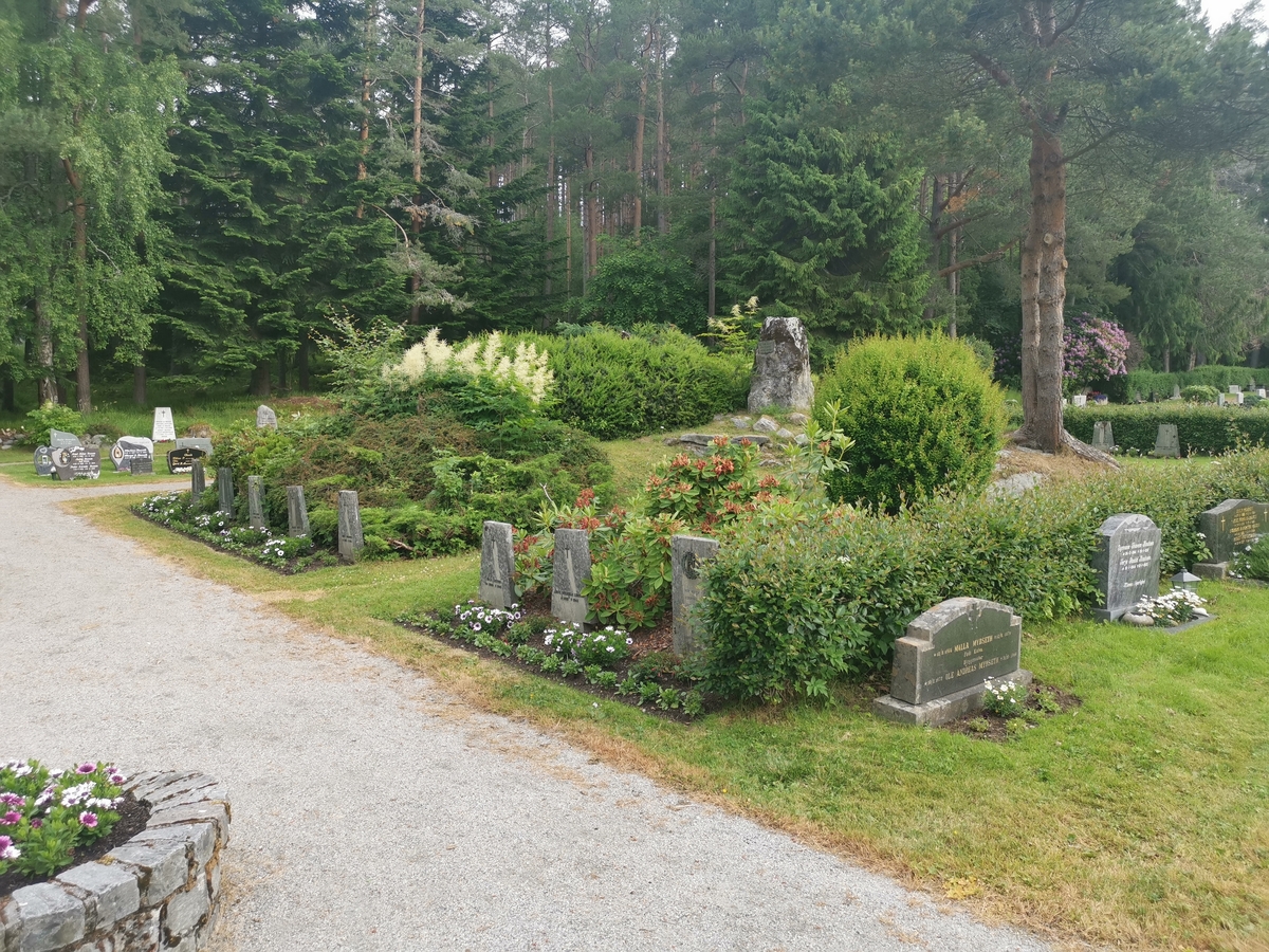 Gravfelt for norske falne under 2. verdenskrig på Øvre gravlund i Ålesund. Gravene er markert med individuelle gravstøtter, de fleste med lik utforming. På en forhøyning midt i gravfeltet er det reist en stein med teksten "De gav livet for Norge 1940–1945".