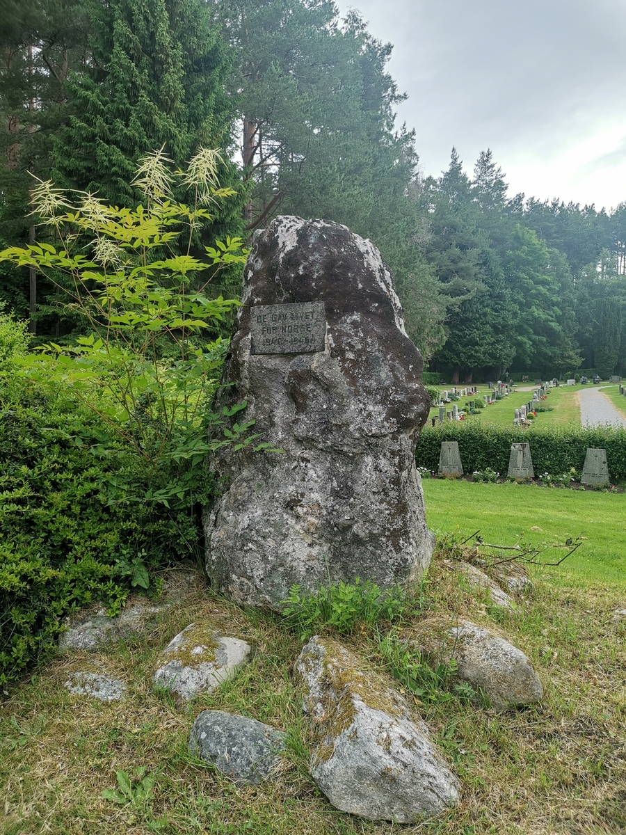 Gravfelt for norske falne under 2. verdenskrig på Øvre gravlund i Ålesund. Gravene er markert med individuelle gravstøtter, de fleste med lik utforming. På en forhøyning midt i gravfeltet er det reist en stein med teksten "De gav livet for Norge 1940–1945".