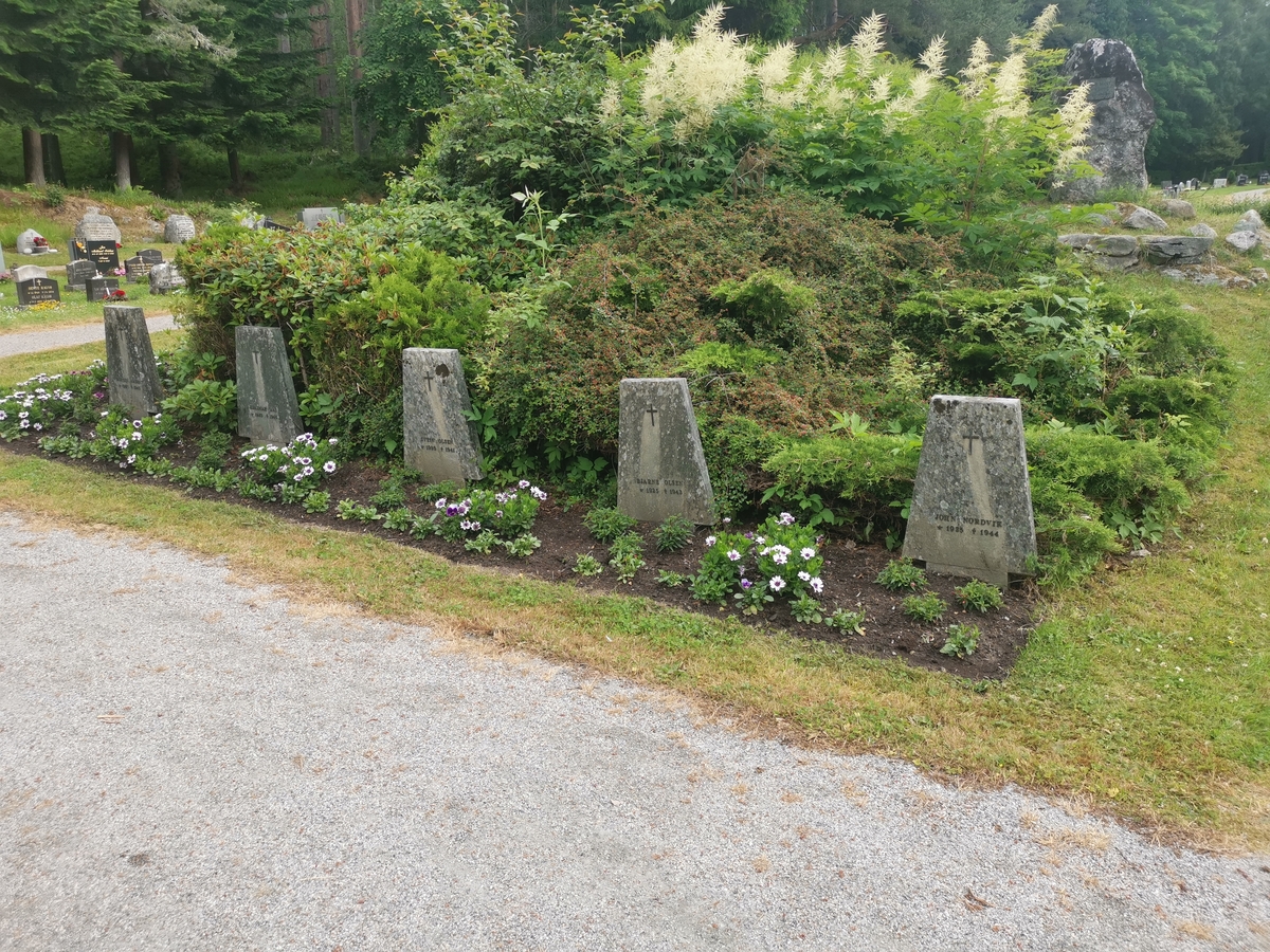 Gravfelt for norske falne under 2. verdenskrig på Øvre gravlund i Ålesund. Gravene er markert med individuelle gravstøtter, de fleste med lik utforming. På en forhøyning midt i gravfeltet er det reist en stein med teksten "De gav livet for Norge 1940–1945".