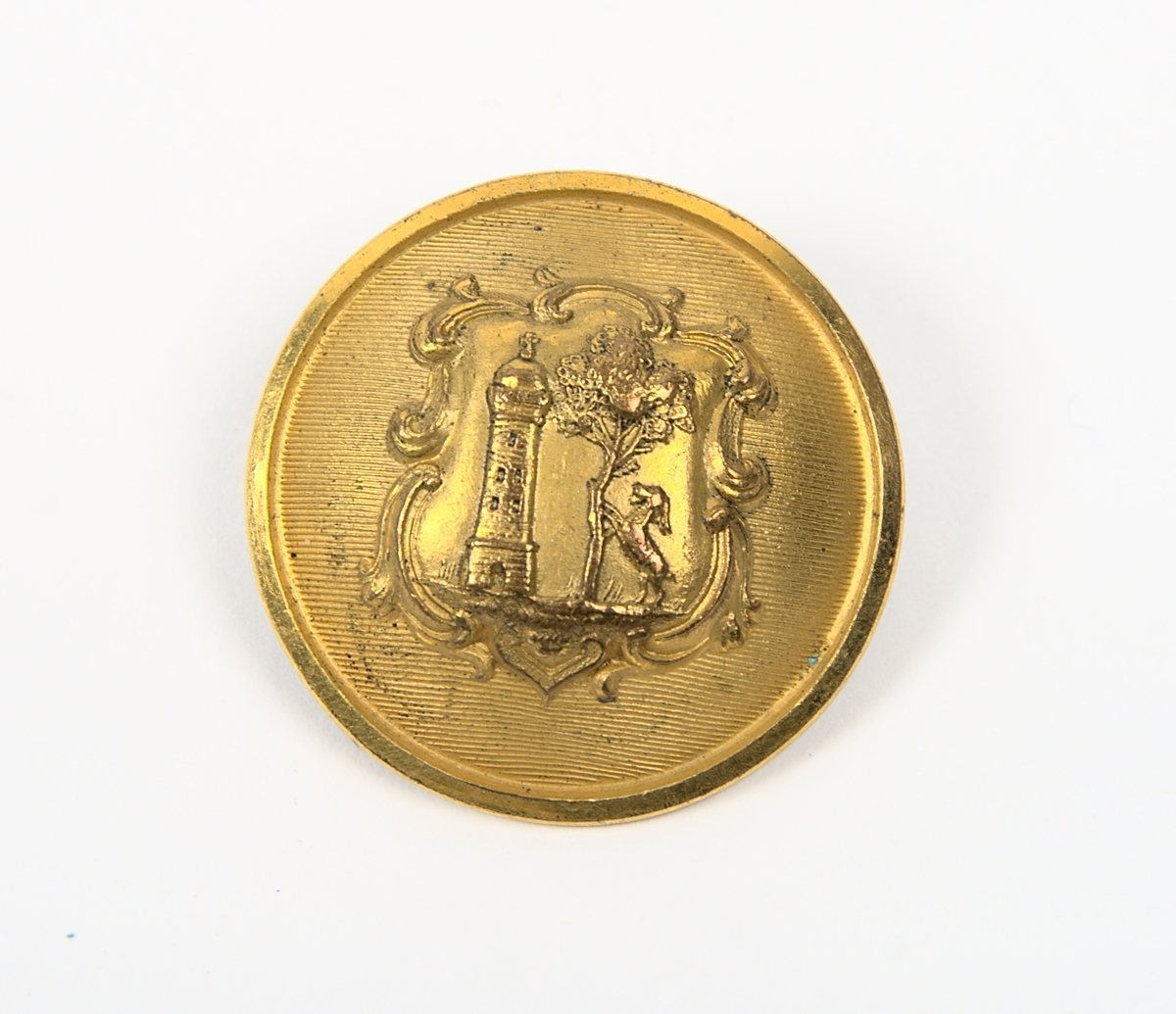 Uniformsknappar av mässing. Varbergs kommunvapen. Totalt 42 stycken av 3 olika sorter.

15 st. Varbergs kommunvapen krönt av en krona. Diam: 23mm.
5 st. Varbergs kommunvapen krönt av en krona. Diam: 13mm.
22 st. Varbergs kommunvapen inringad av en sköld. Diam: 23mm.