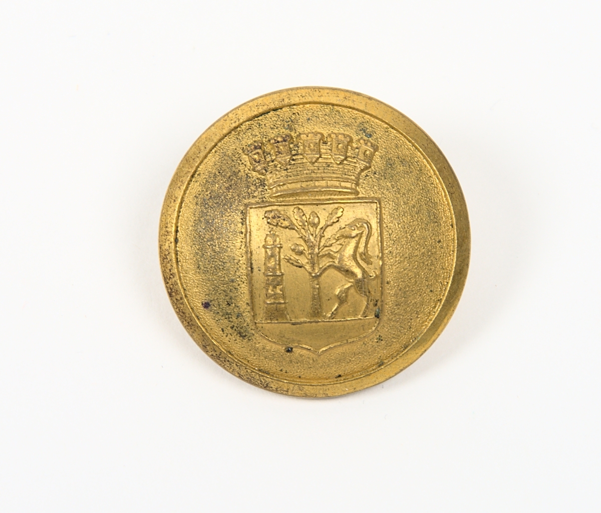 Uniformsknappar av mässing. Varbergs kommunvapen. Totalt 42 stycken av 3 olika sorter.

15 st. Varbergs kommunvapen krönt av en krona. Diam: 23mm.
5 st. Varbergs kommunvapen krönt av en krona. Diam: 13mm.
22 st. Varbergs kommunvapen inringad av en sköld. Diam: 23mm.