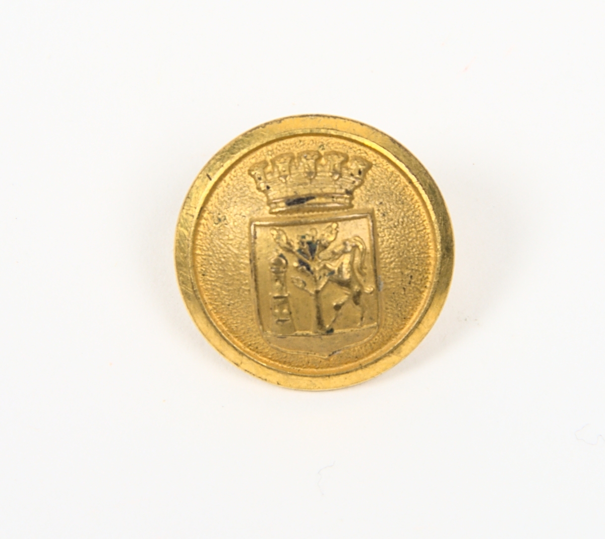 Uniformsknappar av mässing. Varbergs kommunvapen. Totalt 42 stycken av 3 olika sorter.

15 st. Varbergs kommunvapen krönt av en krona. Diam: 23mm.
5 st. Varbergs kommunvapen krönt av en krona. Diam: 13mm.
22 st. Varbergs kommunvapen inringad av en sköld. Diam: 23mm.