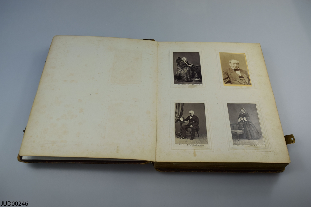 Fotoalbum i skinn med guld- och metalldekor. Porträtt i visitkortsformat.