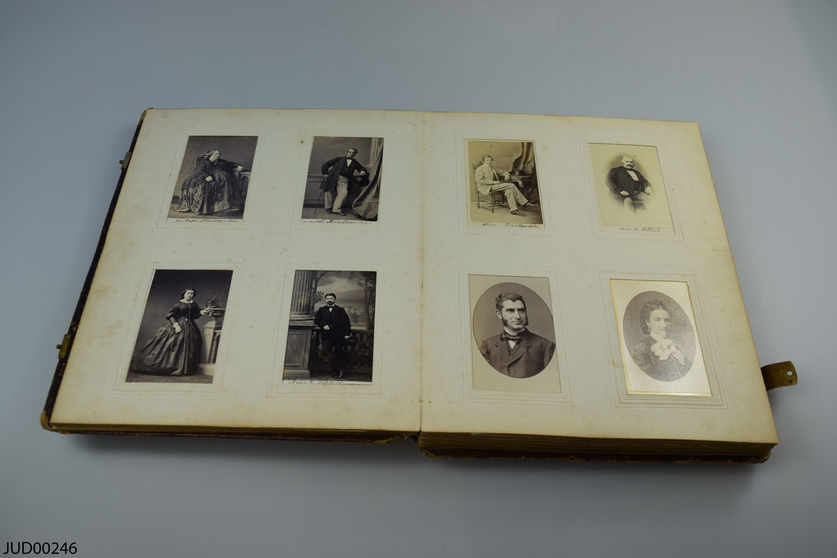 Fotoalbum i skinn med guld- och metalldekor. Porträtt i visitkortsformat.