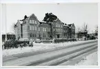 Västerås, Herrgärdet, kv. Folke 1. 
Engelbrektsgatan 19. Herrgärdsskolans huvudbyggnad vintertid.