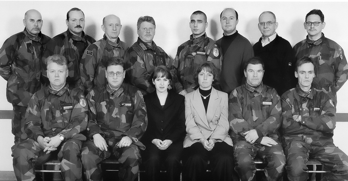 Lektionssal, kasern 2 1997

Försvarsmusikcentrum

Bakre raden fr. v.
Jörgen Sandstedt, Peter Hallgren, Esbjörn Sahlén, Tommy Törner, Peter Söderholm, Mats Janhagen, Åke Edenstrand och Karl-Arne Ahlqvist.

Främre raden
Billy Scott, Christer Wandin, Ingela Ehrenström, Jessica Nygren, Bernt Kindlund och Anders Back.

Frånvarande
Torgny Hanson, Olle Hermansen, Egon Kjerrman, Clifford Månström och Elisabeth von Ahn Månström.