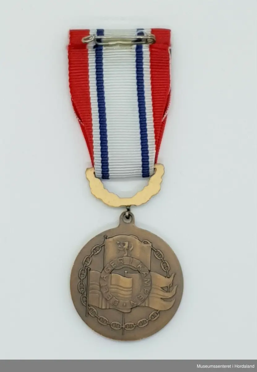 Medaljen er i bronse. På adversen er Norges riksvåpen med omskriften «9 APRIL 1940 * 8 MAI 1945 *». På reversen er kongeflagget, handelsflagget og orlogsflagget. Over disse en smal sirkel med innskriften «DELTAGER I KAMPEN». Motivet er omgitt av en lenke.